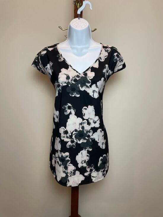 Express Tops - Express Black White Floral V Neck Handkerchief Hem Tunic Top Size L